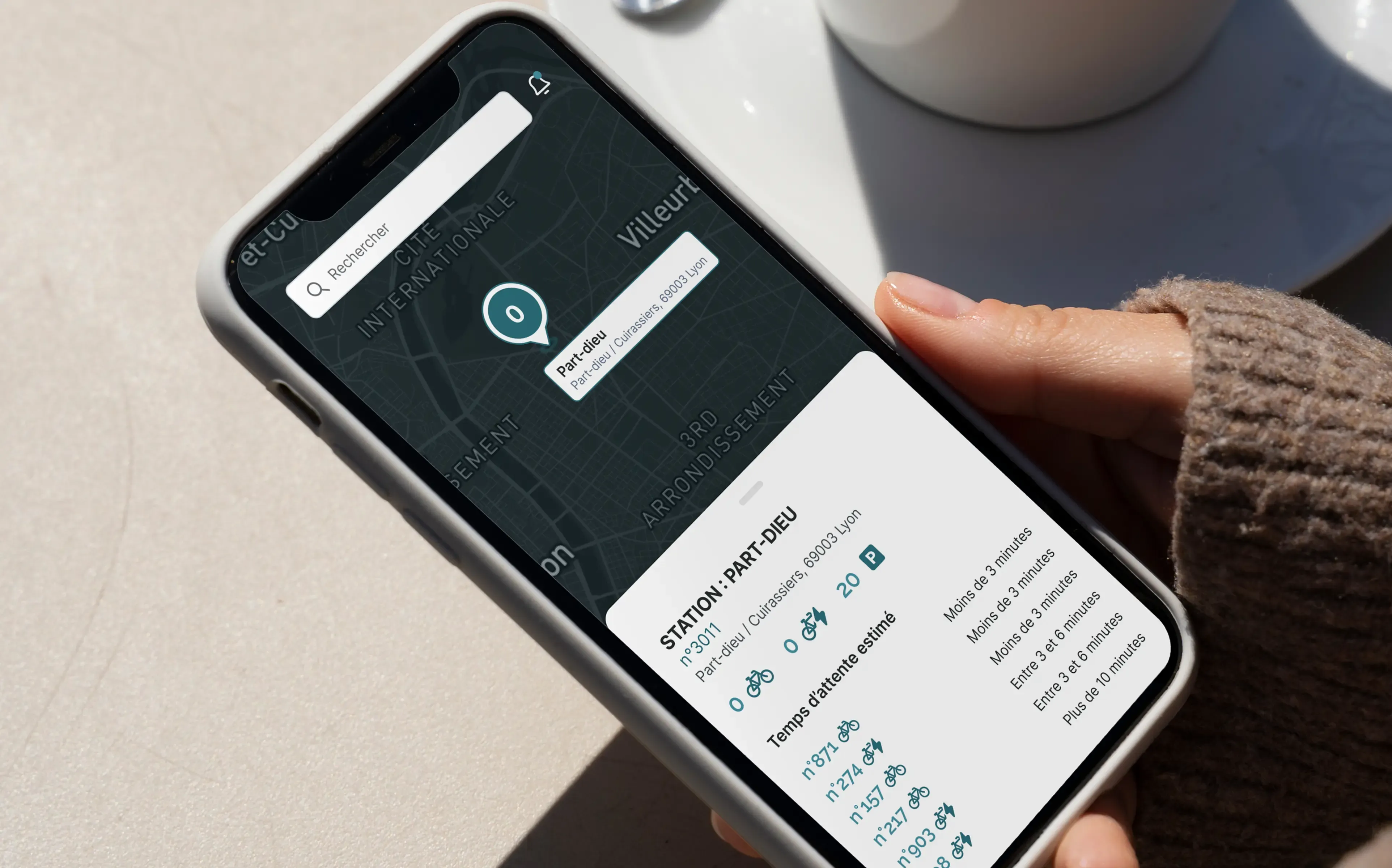 Utilisateur consultant une application de mobilité pour connaître la disponibilité en temps réel des vélos en libre-service.