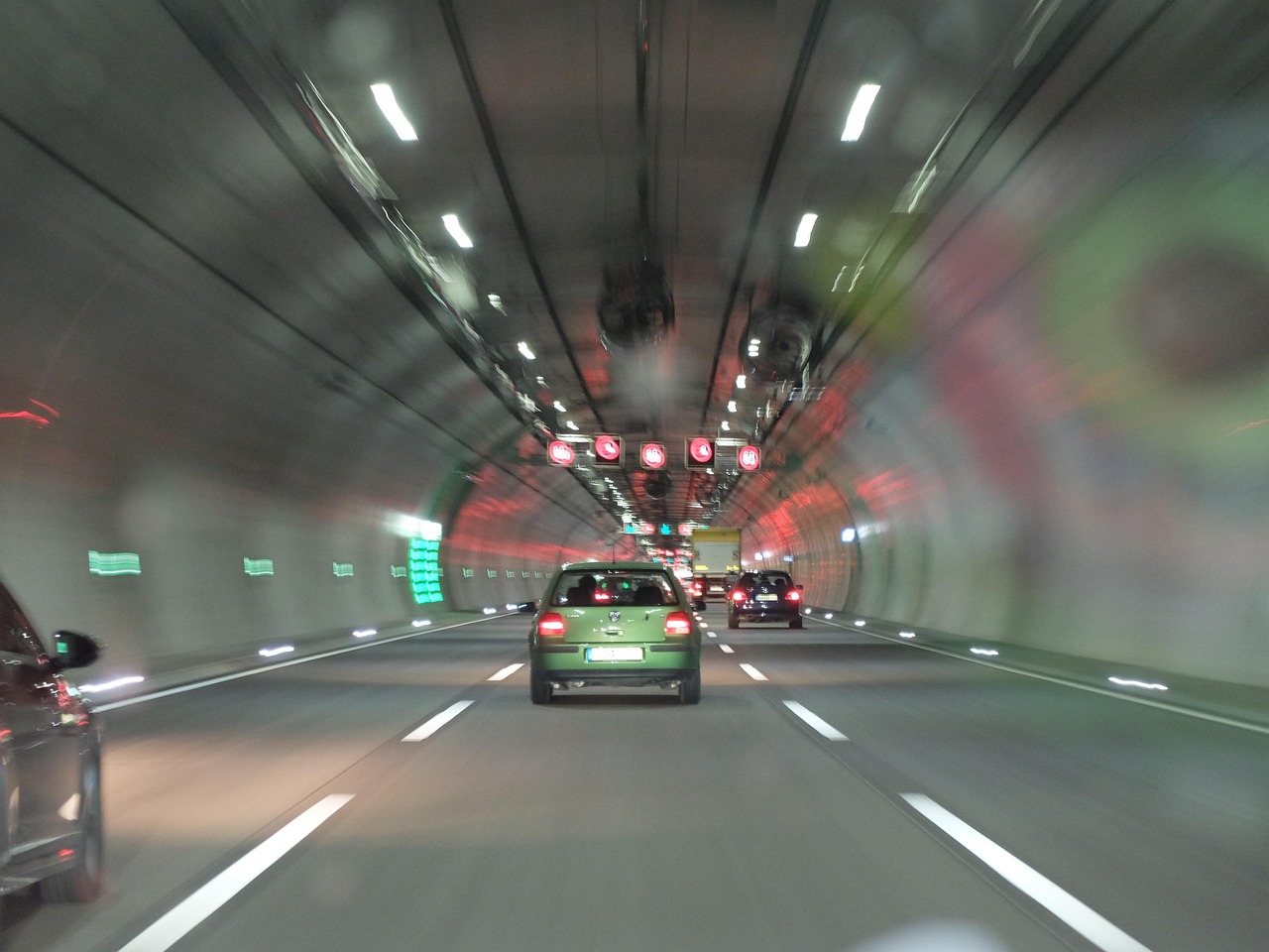 Road infrastructure with dedicated lanes for carpooling and buses, aimed at promoting shared travel and reducing congestion.